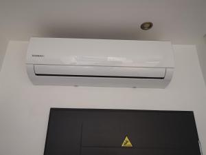 un condizionatore nel soffitto di una camera di Apartament Manhattan 2- KLIMATYZACJA a Słupsk Altre 5 foto