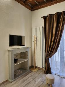 Televízia a/alebo spoločenská miestnosť v ubytovaní Mansarde & Suite Maison 1706 Lago Orta