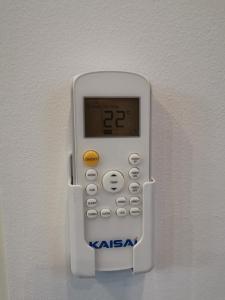 un telefono cellulare appeso a un muro di Apartament Manhattan 2- KLIMATYZACJA a Słupsk