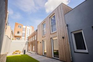 a building with wooden panels on the side of it at Exclusive 70m2 One-Bedroom Apartment in Tiel