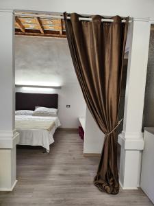 Un pat sau paturi într-o cameră la Mansarde & Suite Maison 1706 Lago Orta