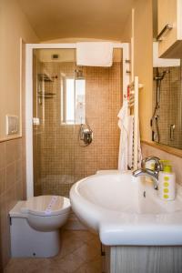 Ένα μπάνιο στο PESCIOLINO B&B