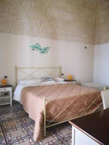 ein Schlafzimmer mit einem großen Bett in einem Zimmer in der Unterkunft PESCIOLINO B&B in Mola di Bari