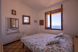 Кровать или кровати в номере Villa Bellatrix panoramica con vista sul golfo