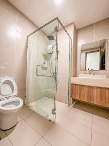 een badkamer met een douche, een toilet en een wastafel bij [Starryhomes KIDS@ Green Haven]FREE Netflix +WI-FI in Masai