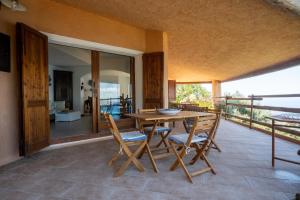 comedor con mesa y sillas en el patio en Villa Bellatrix panoramica con vista sul golfo en Torre delle Stelle
