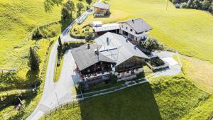 una vista aérea de una gran casa en una colina en Ferienwohnung Hartlgut, en Bad Hofgastein
