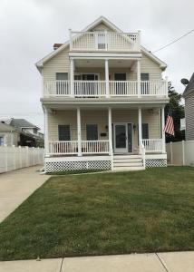 une grande maison blanche avec une grande cour dans l'établissement Belmar summer beach rental- weekly rentals in high season only, à Belmar