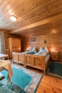 1 dormitorio con 2 camas en una cabaña de madera en Ferienwohnung Hartlgut, en Bad Hofgastein