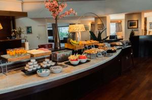 una línea de buffet con muchos tipos diferentes de comida en Melincue Casino & Resort en Melincué
