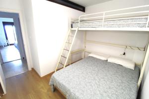 Posteľ alebo postele v izbe v ubytovaní Very lightful apartment. Incredible sea views. Big terrace, Swimming pool. AC. Very close to Alicante city center. + 23 fotografií