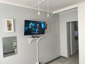 Μια τηλεόραση ή/και κέντρο ψυχαγωγίας στο OlimG Stays - 2