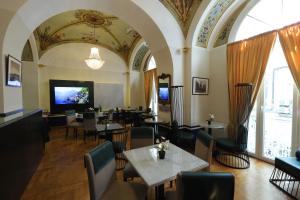 restauracja ze stołami i krzesłami oraz dużym oknem w obiekcie Il Salotto della Regina w mieście Neapol