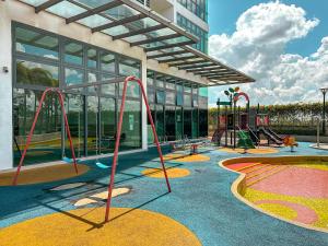 un parco giochi di fronte a un edificio di [Starryhomes KIDS@ Green Haven]FREE Netflix +WI-FI a Masai