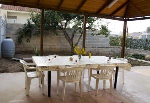 サンタ・クローチェ・カメリーナにあるVilla Cappuzzello Montalbanoのパティオ(白いテーブル、椅子付)