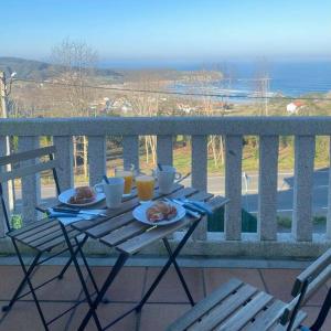 een tafel met borden eten en drinken op een balkon bij Villa Lucerna in Pantín