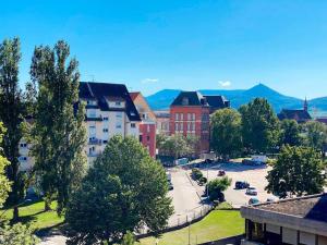 une ville avec des bâtiments et un parking avec des arbres dans l'établissement Le Belvédère Alsacien, à Sélestat