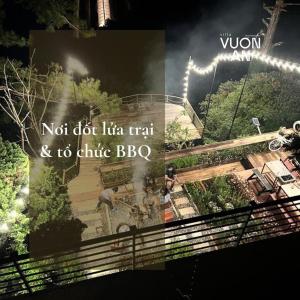 uma imagem de uma vista para um parque à noite em Vuon An Villa - Best pine alley view, garden, BBQ em Ấp Ða Lợi