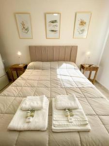 - une chambre avec un lit et des serviettes dans l'établissement Saavedra 118 3°J by depptö, à Bahía Blanca