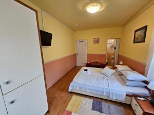 Postel nebo postele na pokoji v ubytování Abigél 2 Vendégház