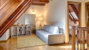 una sala de estar con una silla azul y un estante de libros en Saplan Real Estate ARRES DE SUS, en Arró