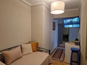uma sala de estar com um sofá e uma televisão de ecrã plano em Kanari em Cidade de Kos