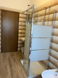 ein Bad mit einer Glasdusche und einem WC in der Unterkunft Sole in Rimini