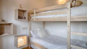 1 dormitorio con 2 literas y TV en Saplan Real Estate ARRES DE SUS, en Arró