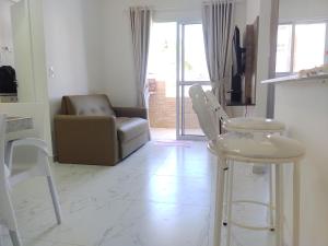 Apartamento a 100 metros da Praia في بيرتيوغا: غرفة معيشة مع أريكة وكرسي