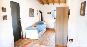 ein Schlafzimmer mit einem Bett in einem Zimmer mit einer Tür in der Unterkunft Chalet il Palmento del Vulcano in Bronte