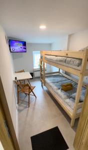 Pokój z 2 łóżkami piętrowymi i biurkiem w obiekcie Yellow Hostel 24h - śniadanie i obiad gratis - Free Parking w mieście Katowice