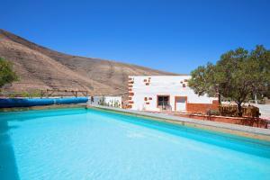 una gran piscina frente a una casa en Kikiki House Vista Jardín La 5, en Vallebrón