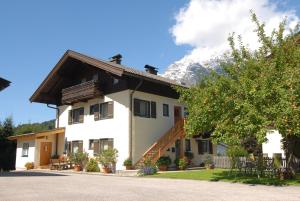 a house with a mountain in the background at Ferienwohnung Stöckl in Leogang