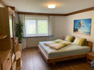 ein Schlafzimmer mit einem großen Bett in einem Zimmer in der Unterkunft Landhaus Sonne in Maishofen