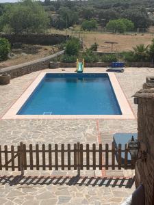 una piscina con una valla alrededor en Casa - apartamento rural La Tahona del abuelo, en Plasenzuela