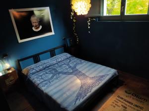 Un dormitorio con una cama con una estrella de mar. en Casa Sponge B&B en Pergola