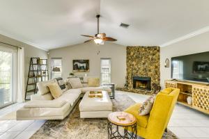 ein Wohnzimmer mit Couch und Kamin in der Unterkunft Wellington Vacation Rental Private Saltwater Pool in Wellington