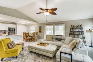 ein Wohnzimmer mit einer Couch und einem Deckenventilator in der Unterkunft Wellington Vacation Rental Private Saltwater Pool in Wellington