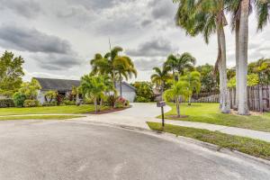 eine Straße mit Palmen und einem Haus in der Unterkunft Wellington Vacation Rental Private Saltwater Pool in Wellington