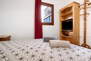 Un dormitorio con una cama grande y una ventana en Casa Los Guaydiles 2, en Triquivijate