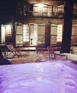 Bazén v ubytovaní Villa&spa 3 ch 6pers en ville 12 mn de la plage alebo v jeho blízkosti