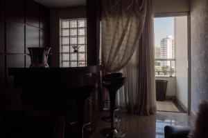 uma sala de estar com uma mesa e uma janela em Ibituruna Center Hotel em Governador Valadares