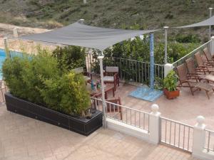 eine Terrasse mit einem Zelt, einem Tisch und Stühlen in der Unterkunft LAS PALOMAS, appartement 3 chambres avec piscine in Turís