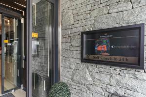 telewizor z płaskim ekranem na boku budynku w obiekcie Hotel Adler w mieście Friedrichshafen