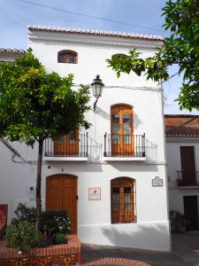 una casa blanca con un árbol delante en Casa Amandava, en Salobreña