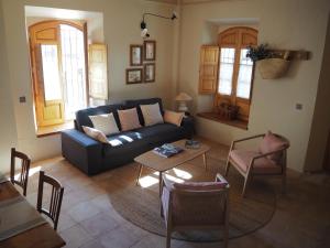 a living room with a couch and a table at Casa Amandava in Salobreña