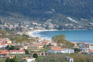 - une vue sur la ville et une plage avec des maisons dans l'établissement Villa Panorama, à Skala Potamias
