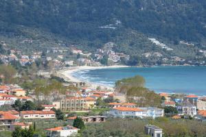 Una vista de una ciudad y una playa con casas. en Villa Panorama, en Skala Potamias