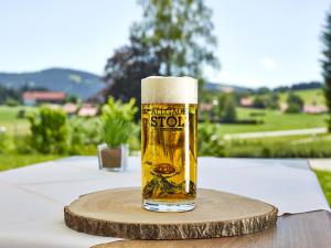 un vaso de cerveza sentado en una mesa en Landhotel zur Grenze en Isny im Allgäu