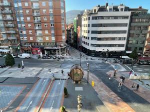 vistas a una ciudad con edificios y una calle en Piso recién reformado en Gascona en Oviedo
